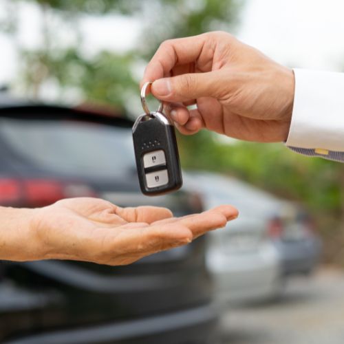 Key handover for car rental in Costa Rica.